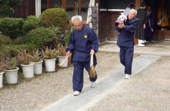 家々を回る様子